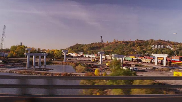 开车通过州际公路基础设施建设与混凝土立交桥的支持。视频下载