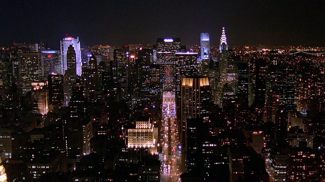 从空中俯瞰曼哈顿，大都会大厦和中央车站的夜晚/纽约市视频下载