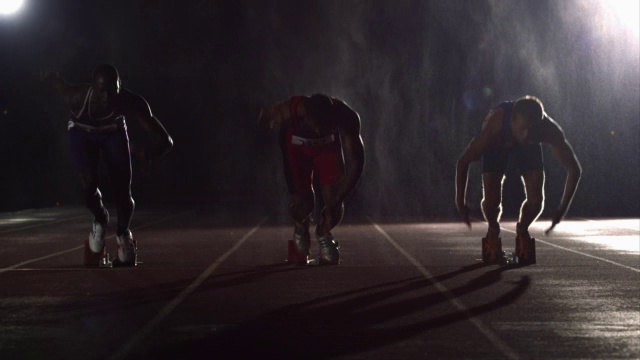 一群运动员从起跑位置出发，开始比赛。视频素材