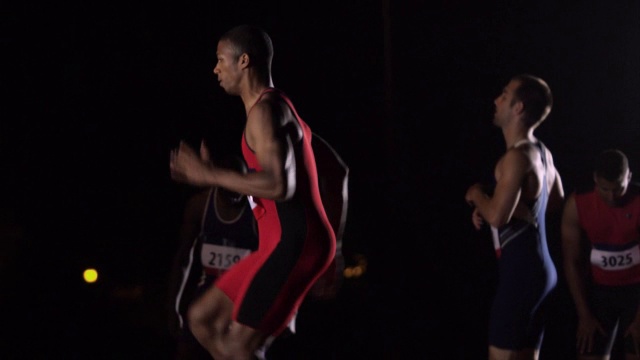 一群赛跑者在赛跑前作热身运动。视频素材