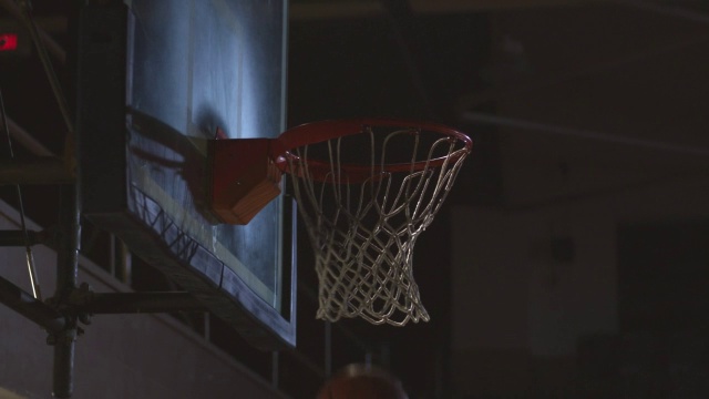 一个篮球从篮球网里掉了出来。视频下载