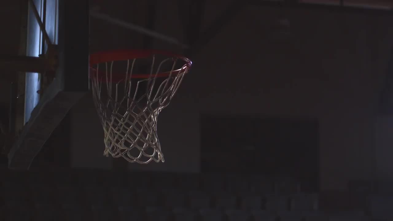 篮球嗖地穿过篮框。视频下载