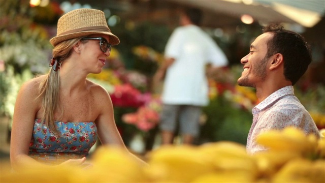 带着智能手机的女孩在里约热内卢市场和男友谈笑风生视频素材