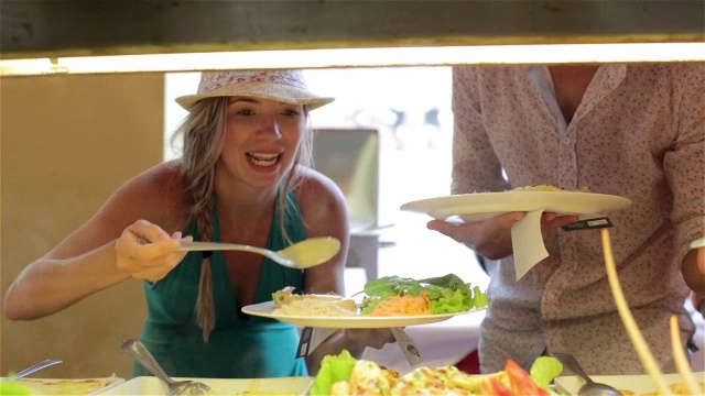 巴西女孩在餐厅自助餐装满盘子视频下载