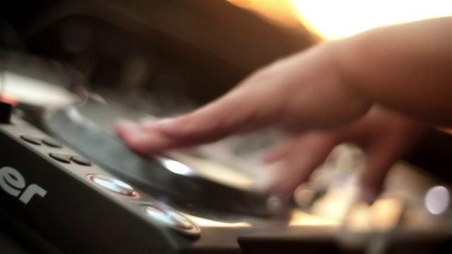 DJ的手划伤和旋转数字唱机视频素材
