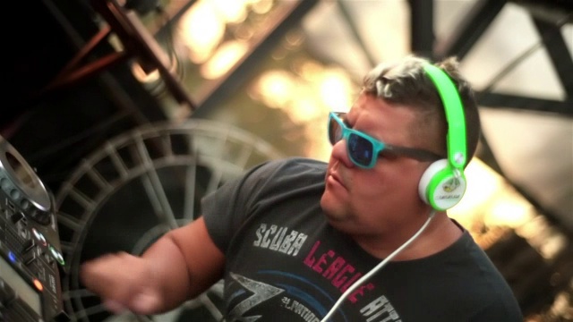 巴西DJ旋转数字唱机，摘掉耳机视频素材