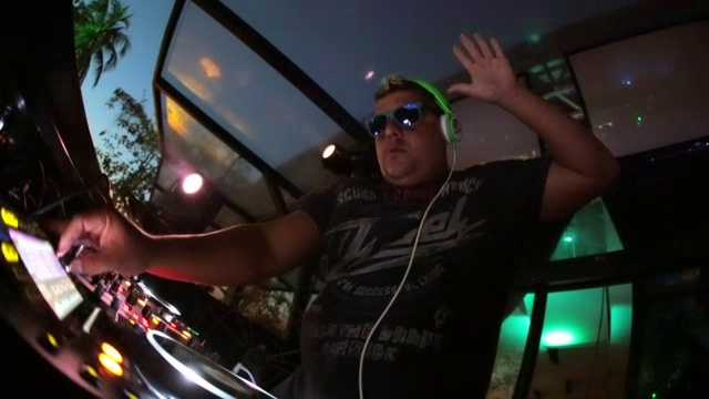 巴西DJ在户外夜总会做音板和掀屋顶视频素材