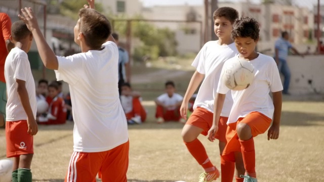 巴西青年足球队在练习抛接足球视频素材