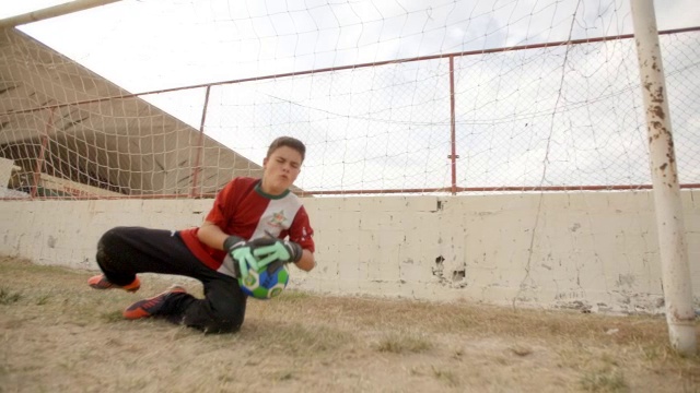 青年足球训练中，年轻的守门员扑出阻挡射门视频素材