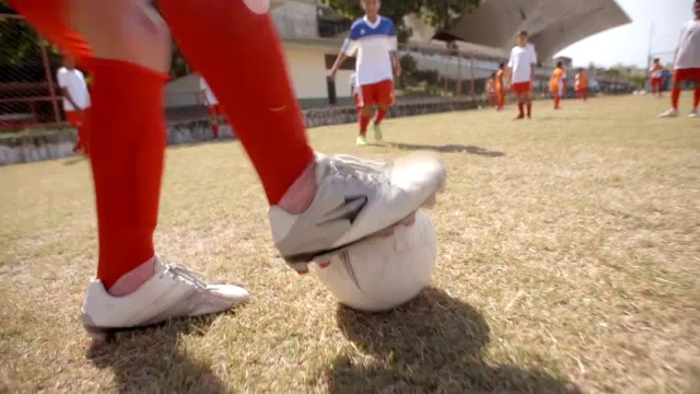 足球运动员接住球并传给队友视频素材