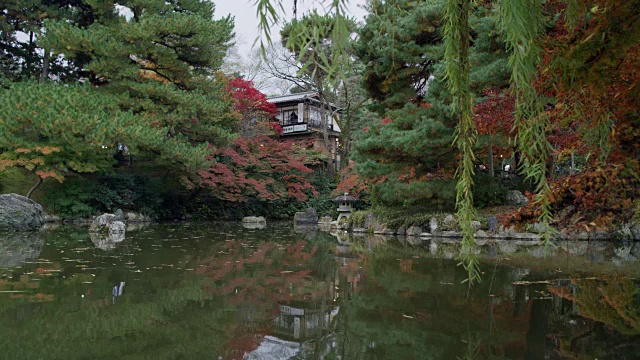 日本京都历史区内的观赏湖视频下载