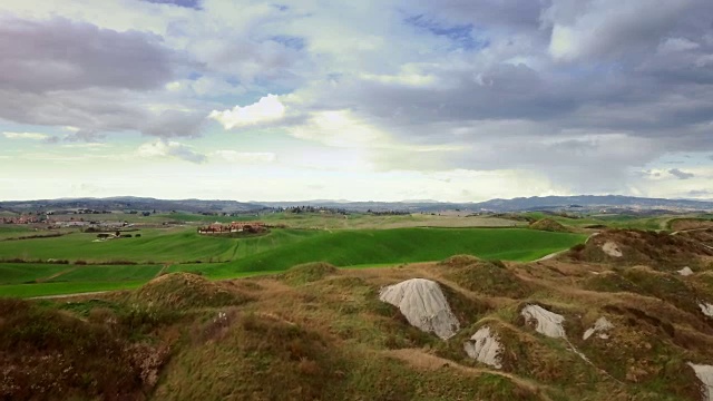 经典的托斯卡纳风景:绿色的山丘和柏树视频素材