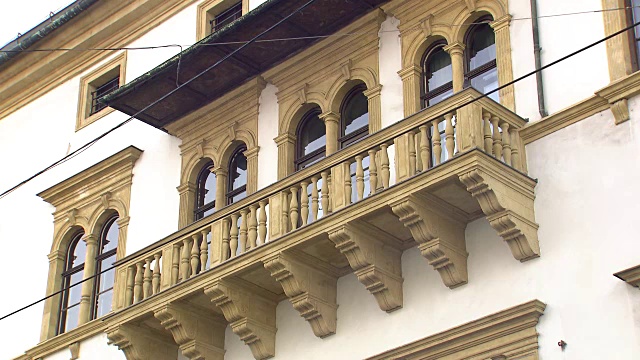 格拉茨-阳台和标志在格拉茨镇房子视频素材