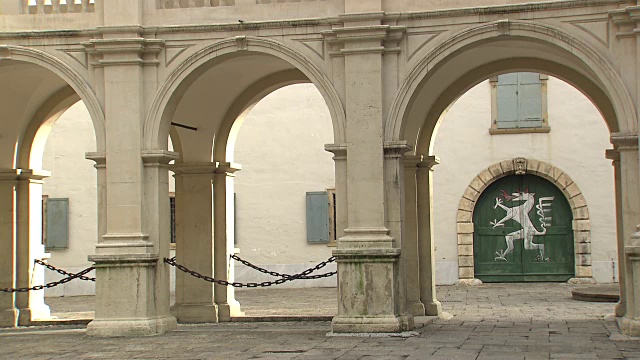 格拉茨-门与Styrian豹Arkedenhof Landhaus Hof在格拉茨视频素材