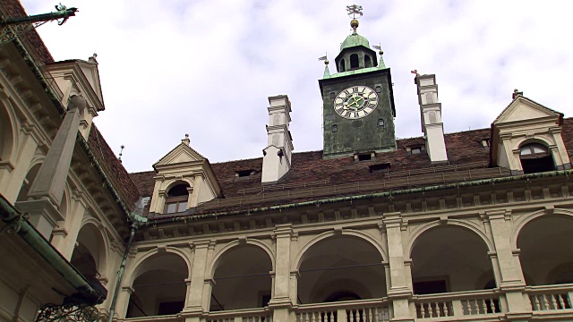 Graz Clock塔在阿卡登霍夫乡村法庭在Graz视频素材