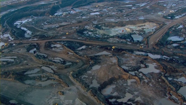 加拿大阿尔伯塔省麦克默里堡的阿萨巴斯卡油砂公路纵横交错。视频素材