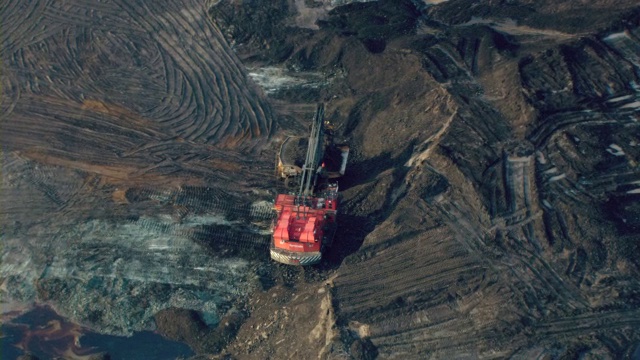 加拿大阿尔伯塔省阿萨巴斯卡油砂厂的重型机械厂。视频素材