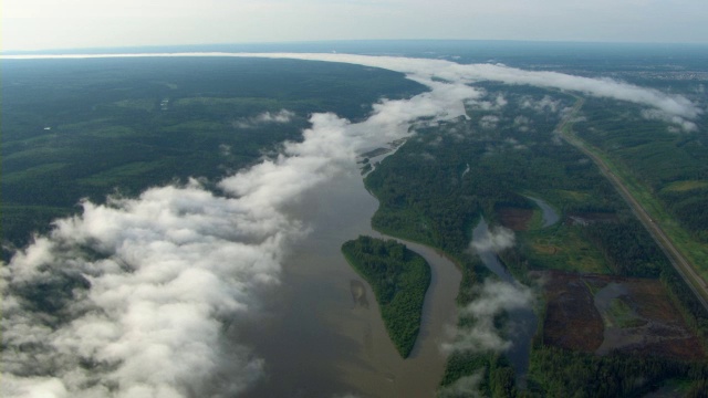 加拿大阿尔伯塔省麦克默里堡附近的阿萨巴斯卡河上漂浮着云朵。视频素材