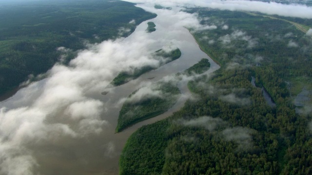加拿大阿尔伯塔省麦克默里堡附近的阿萨巴斯卡河上漂浮着云朵。视频素材