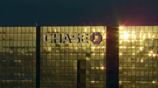 加州洛杉矶——2014年4月1日:洛杉矶Wilshire大厦1100号Chase标志的鸟瞰图。视频下载