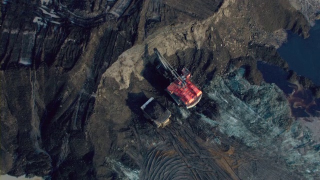 加拿大阿尔伯塔省阿萨巴斯卡油砂厂的重型机械厂。视频素材