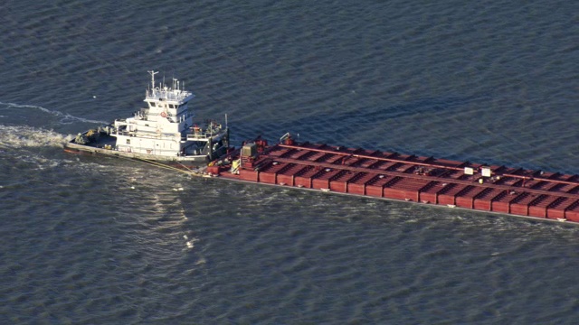 德克萨斯州休斯顿航道上，一艘拖船推着一艘驳船。视频下载