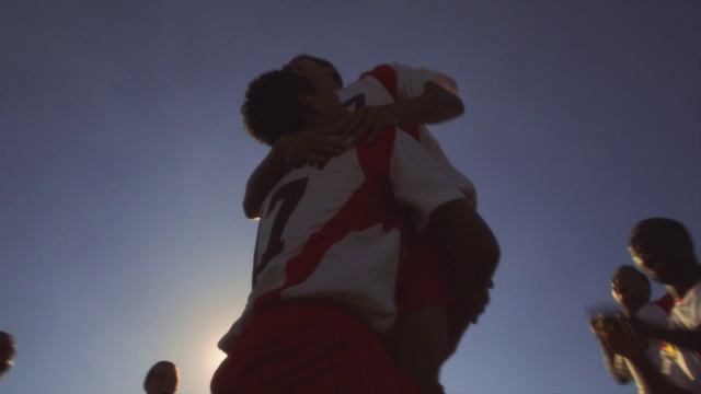 足球运动员互相拥抱庆祝胜利。视频素材