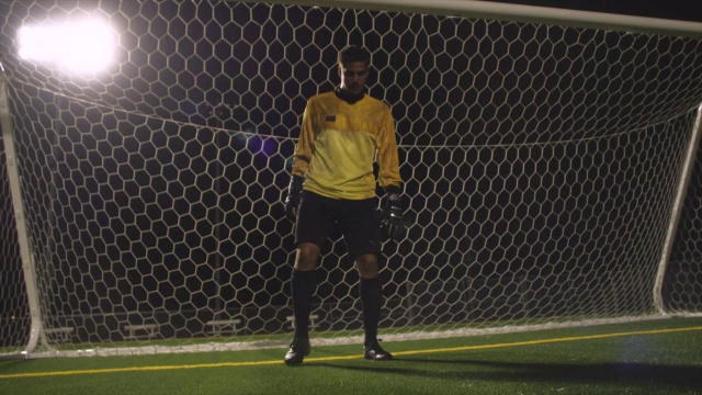 守门员站在球网前面，把脚放在相应的位置上。视频素材