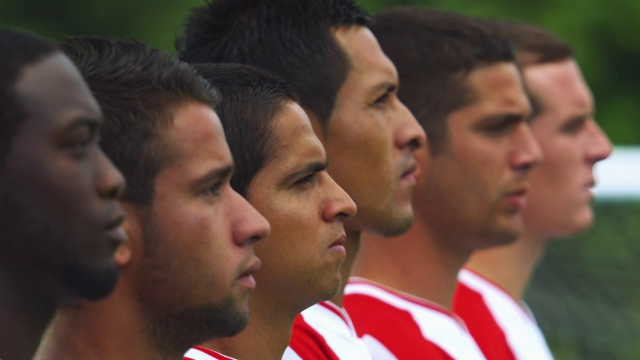 足球运动员排队的特写;一名玩家转向镜头视频素材