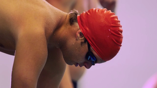 游泳运动员为准备比赛而放松肌肉。视频下载