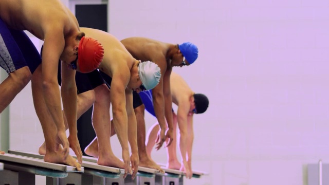 游泳运动员在比赛前进入出发位置。视频下载
