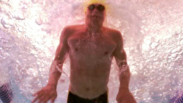 游泳运动员用蝶泳比赛。视频素材