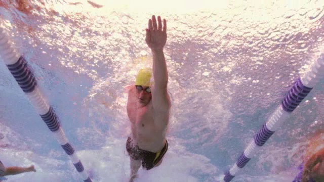 游泳运动员在比赛中使用前泳。视频素材