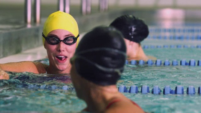 游泳运动员在比赛后放松并互相交谈。视频素材