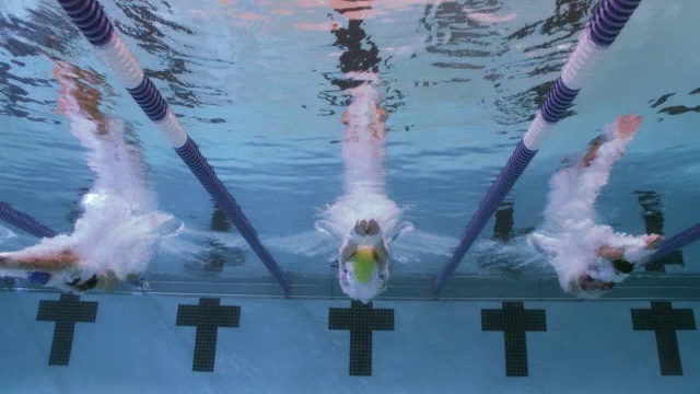 游泳者跳入游泳池。视频素材