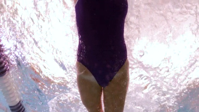 游泳运动员在自由泳比赛中采取前泳姿势。视频素材