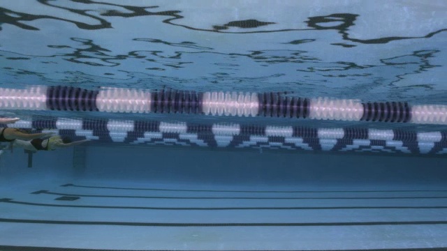游泳运动员在比赛中采取前泳姿势。视频素材
