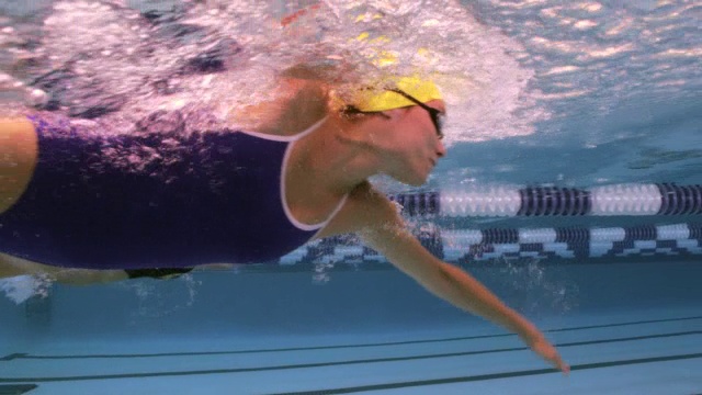 游泳运动员在自由泳比赛中要做爬泳动作。视频素材