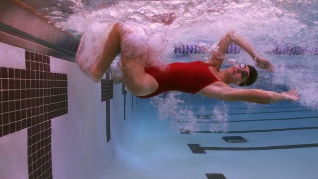 游泳运动员在自由泳比赛中要在水下转弯。视频素材
