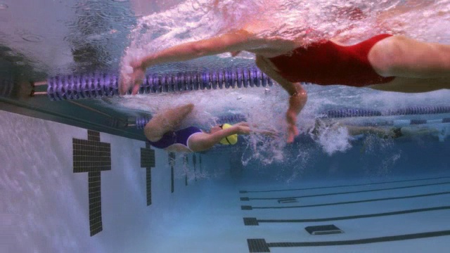 游泳运动员自由泳比赛和转身在游泳池墙壁。视频素材