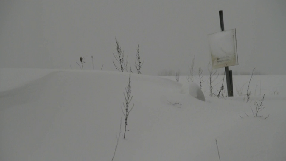 厚厚的雪堆旁边的一个小牌子被大雪覆盖了。视频下载