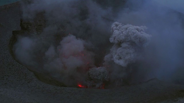 Yasur火山喷发的航拍镜头视频素材
