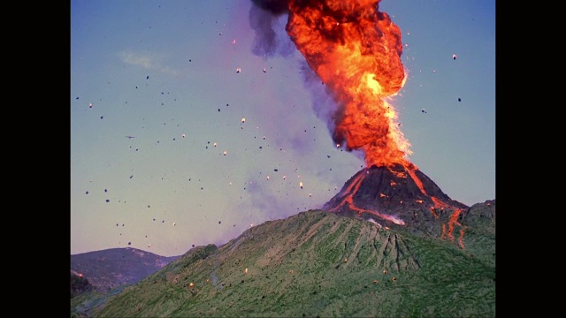 图为活火山喷发，飞机在前景中穿过烟雾/美国视频下载