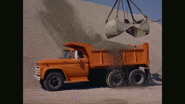 MS起重机在建筑工地装载砾石/美国视频素材