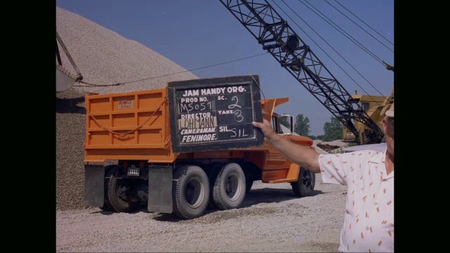 WS起重机在建筑工地将砾石装入自卸车/美国视频素材