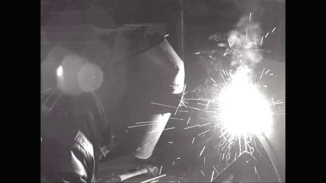 MS ZI焊机在美国车间焊接汽车金属零件视频下载