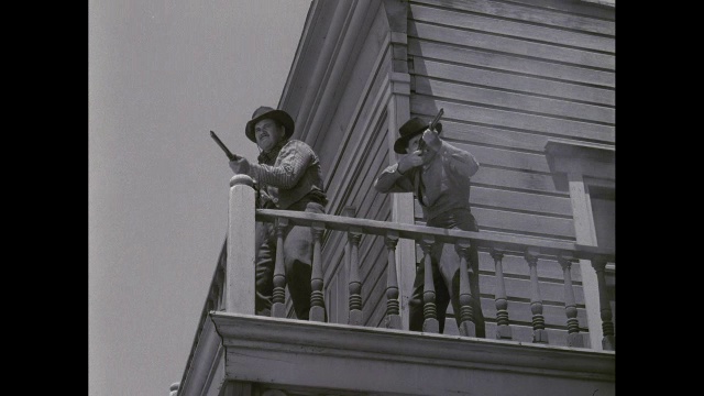 WS牛仔在阳台上用猎枪射击/美国视频素材