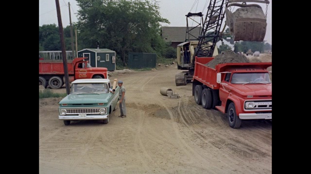 WS TS 1963雪佛兰卡车在建筑工地行驶/美国视频素材