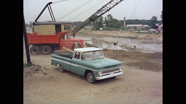 WS 1963雪佛兰卡车在建筑工地行驶/美国视频素材