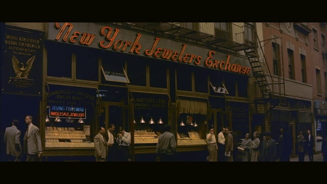 美国纽约州，纽约，人们走在纽约珠宝商交易大楼前视频素材